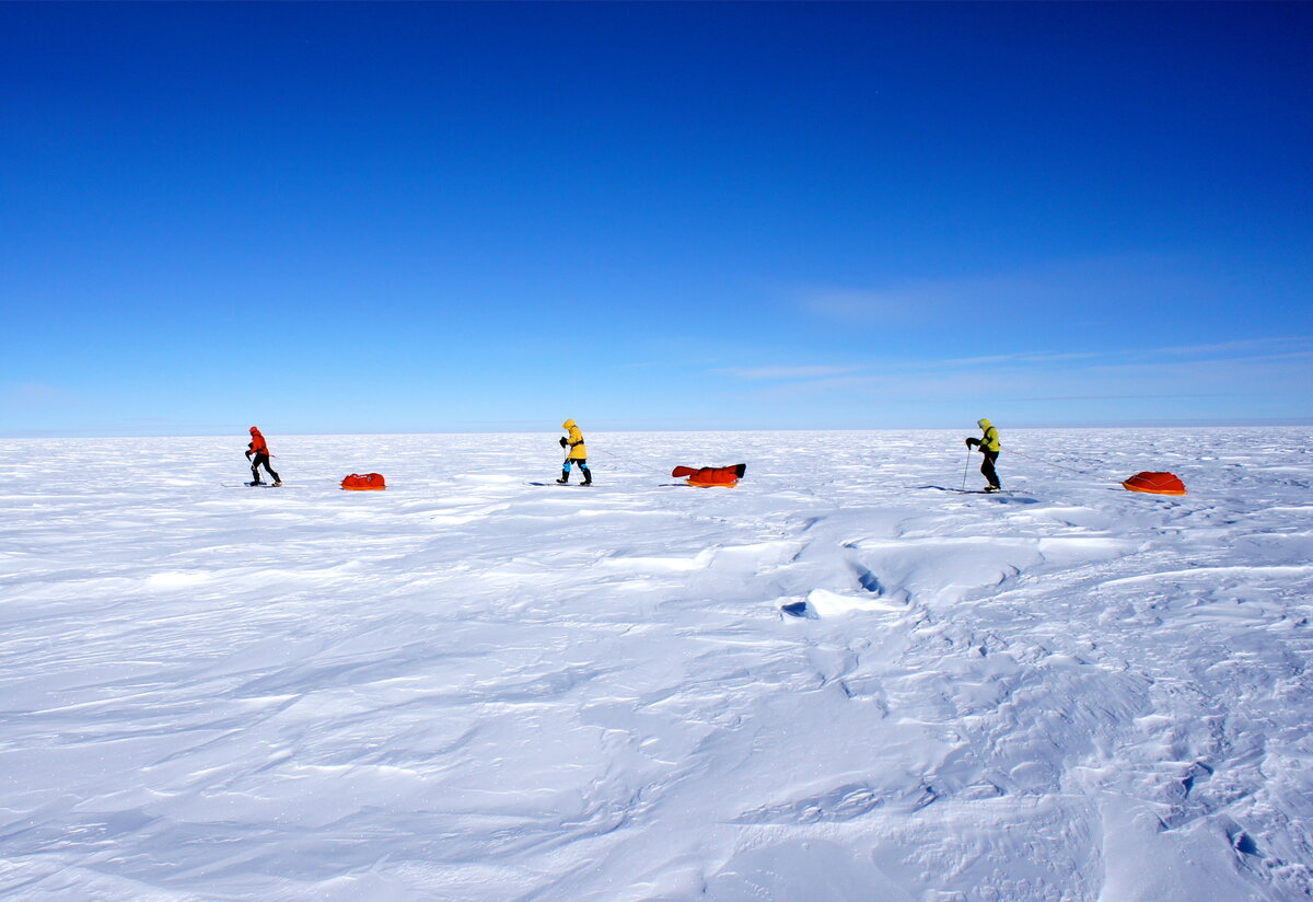 Ski Last Degree team pull sleds across polar plateau