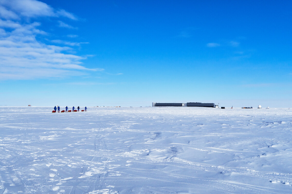 Expedition team reaches the South Pole Station