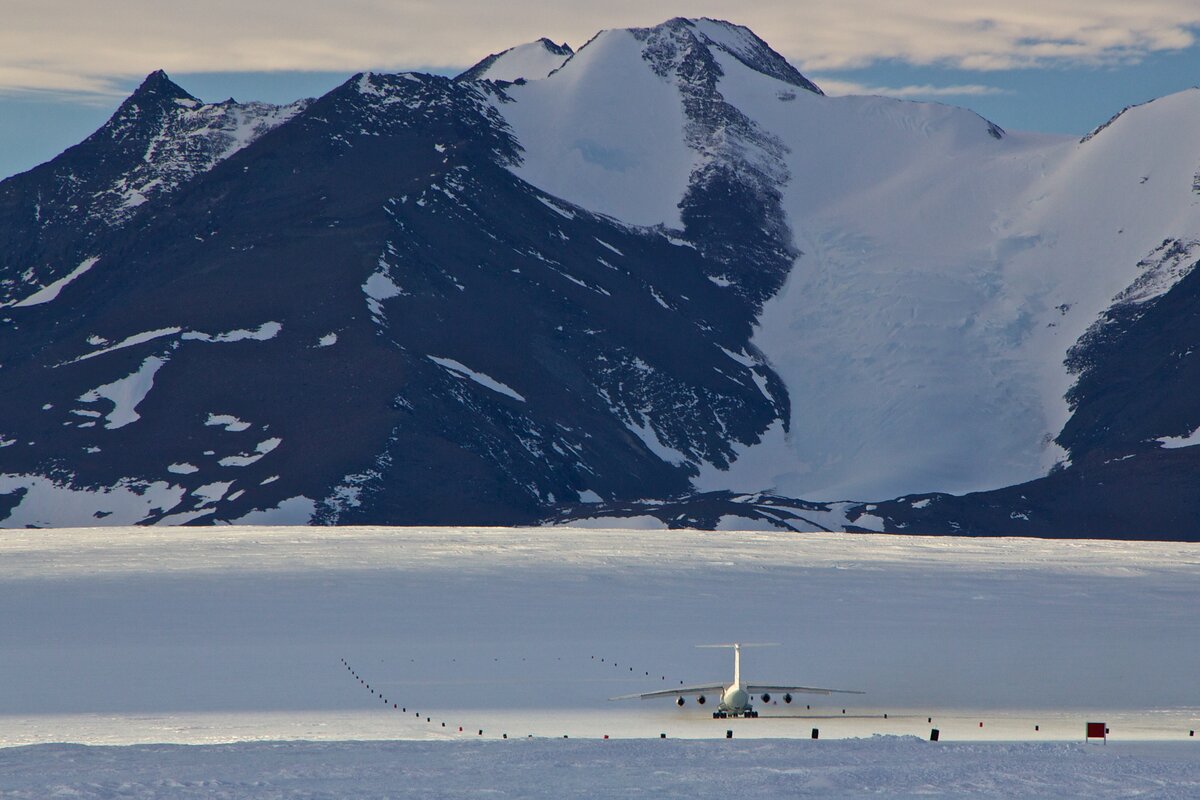Ilyushin nears the roll off after landing on Union Glacier
