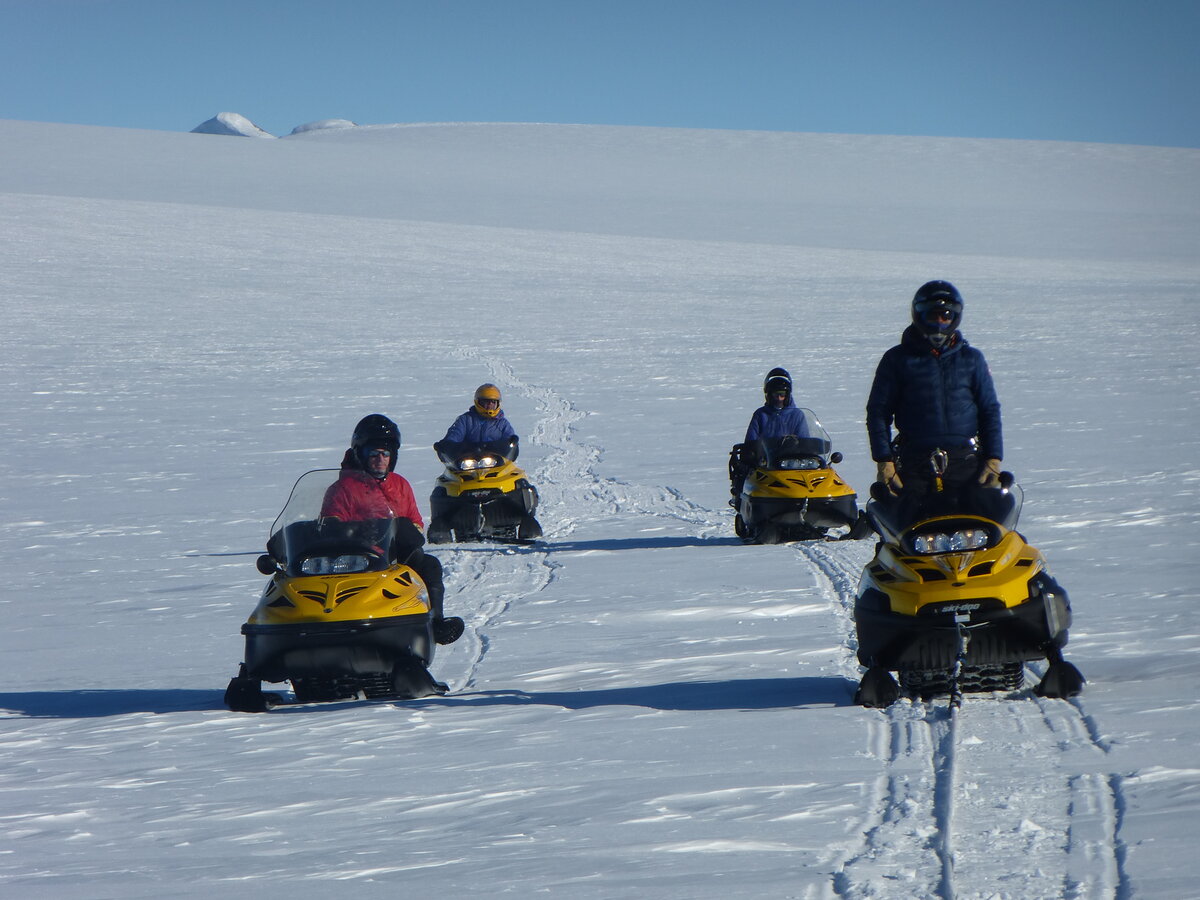 Linked snowmobile travel